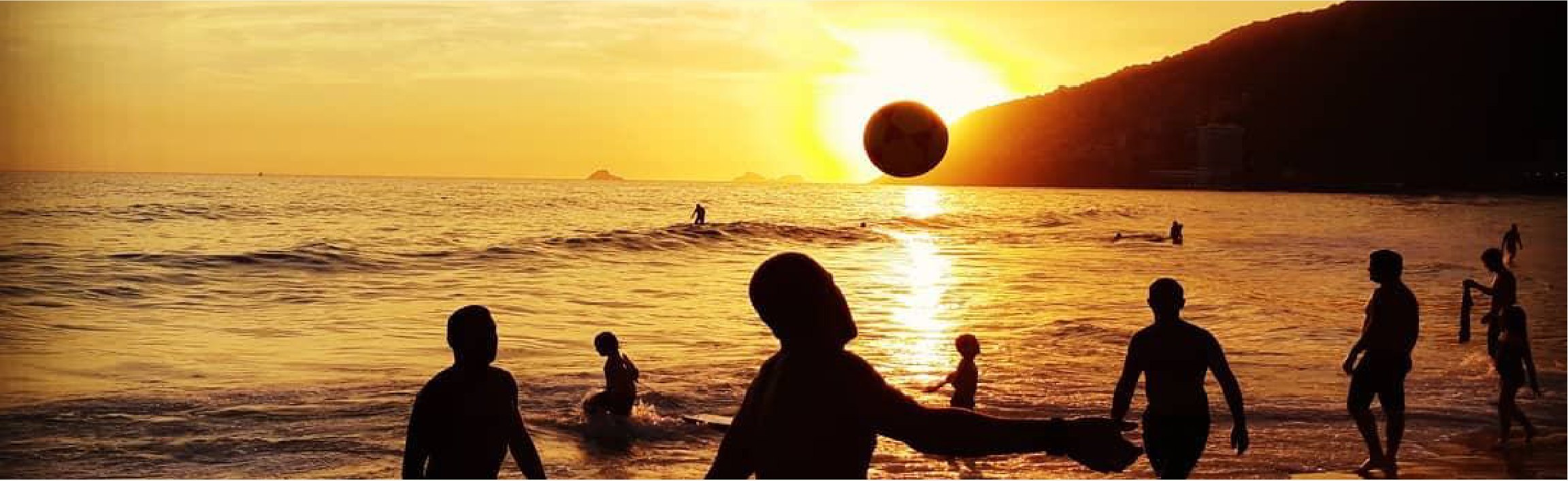Futebol na praia ao pôr do sol no Rio de Janeiro