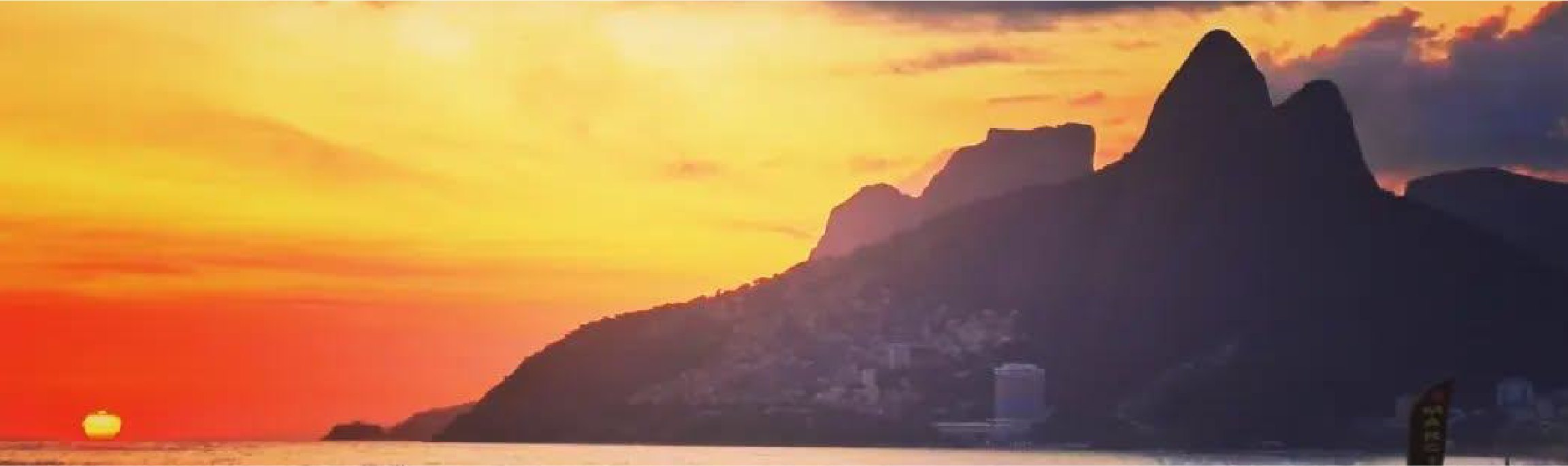Praia de Ipanema ao pôr do sol com o Morro Dois Irmãos